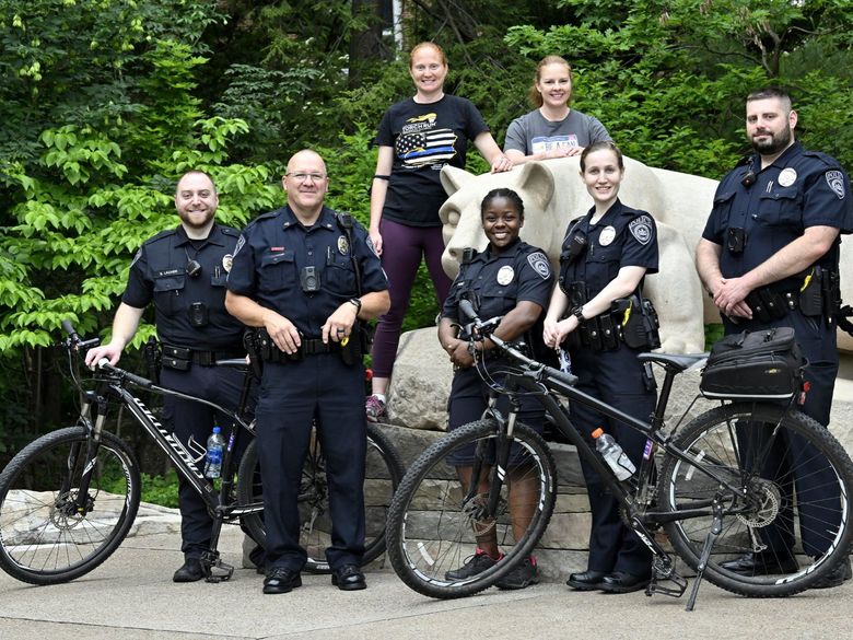 Group photo of Police at Lion Shrine