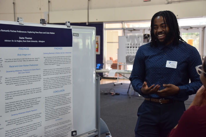 Dante Thomas presenting his ACURA project