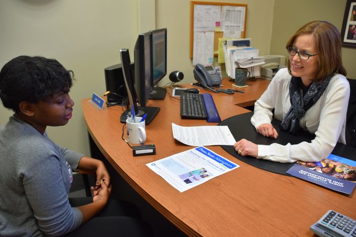 Student speaking to staff member 