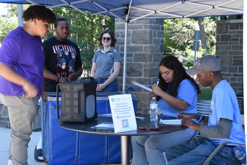 student check in table for move in day