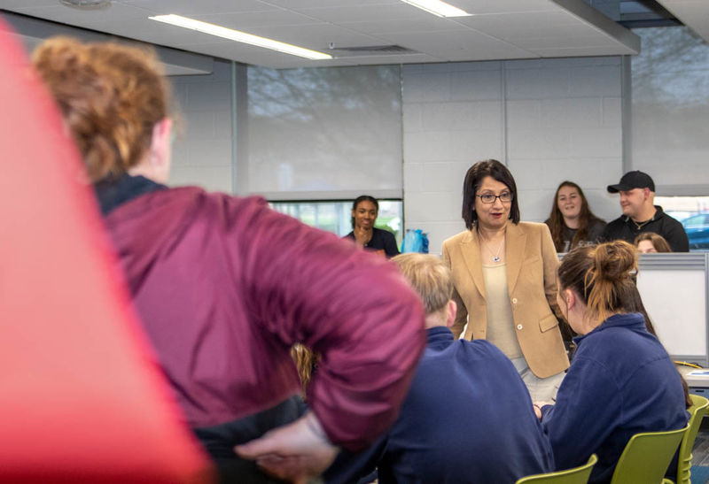 President-elect Neeli Bendapudi meeting with Penn State Shenango students in a lounge. 