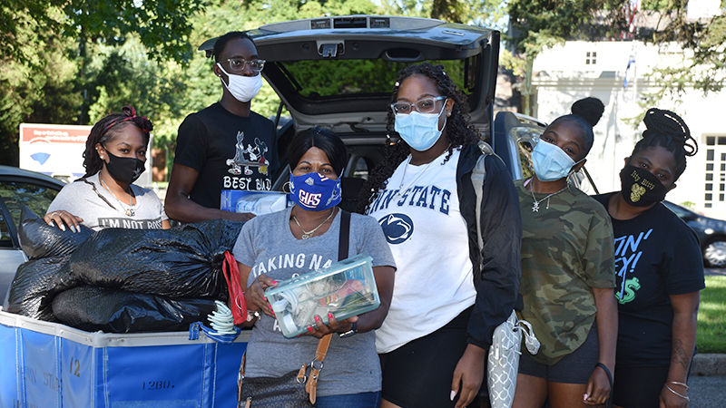 Family helping their student move into Lions Gate