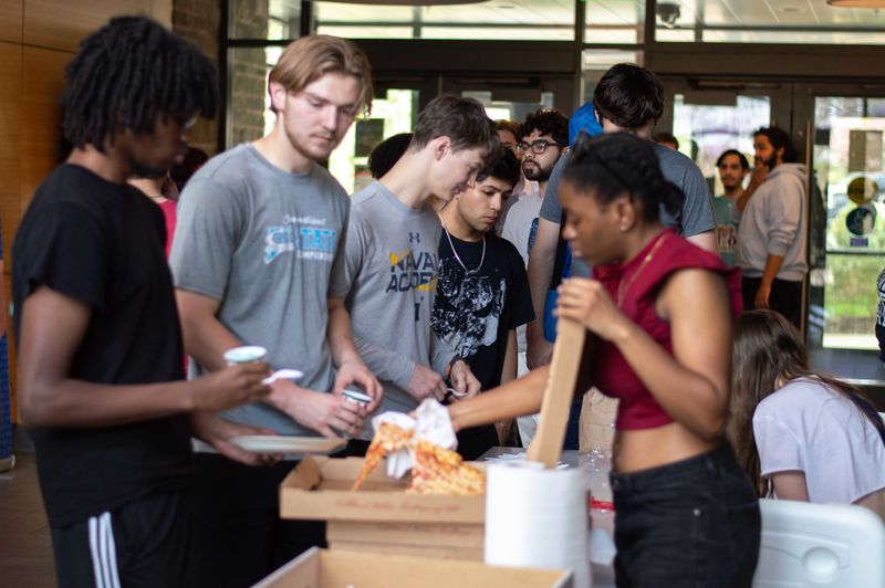 Students getting pizza 