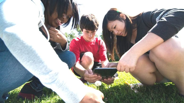 Students study biology with iPad minis.