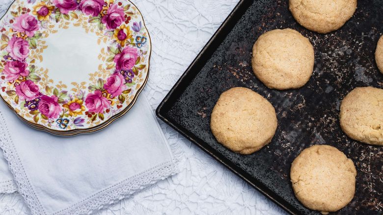 cookie tray with cookies 