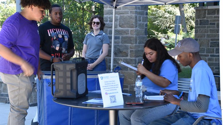 student check in table for move in day