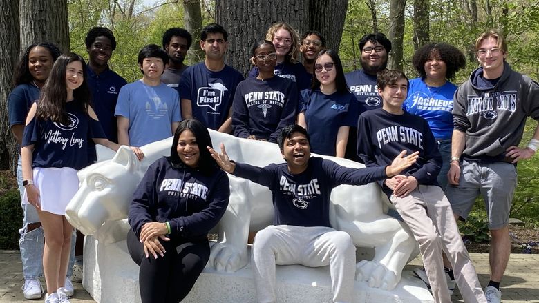 Welcome Peer Leaders Group Photo at Lion Shrine