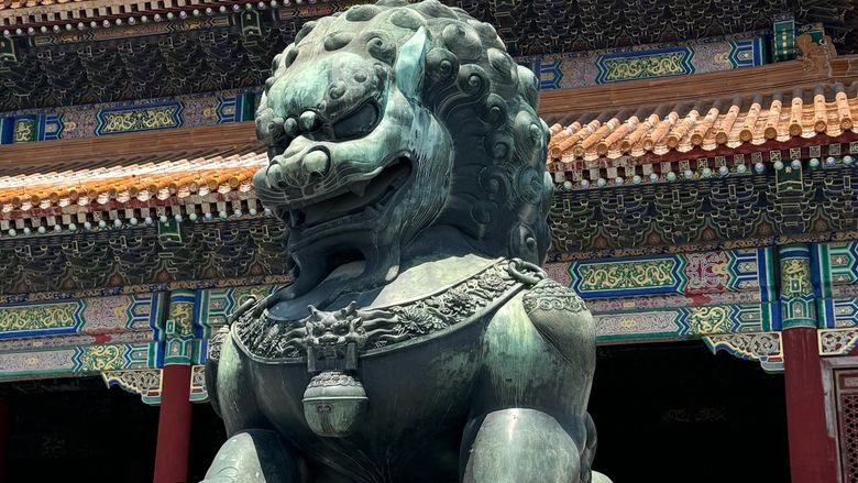 statue