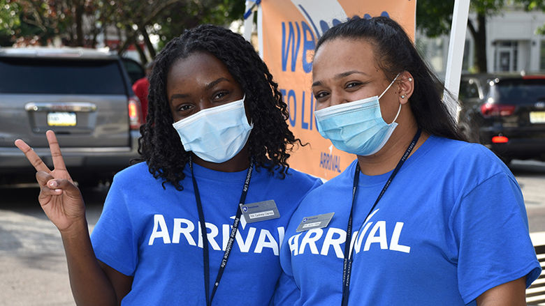 RAs welcoming students on move in day