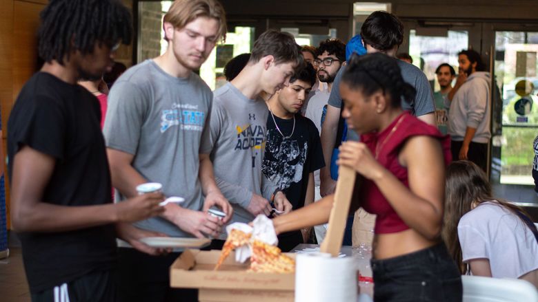 Students getting pizza 