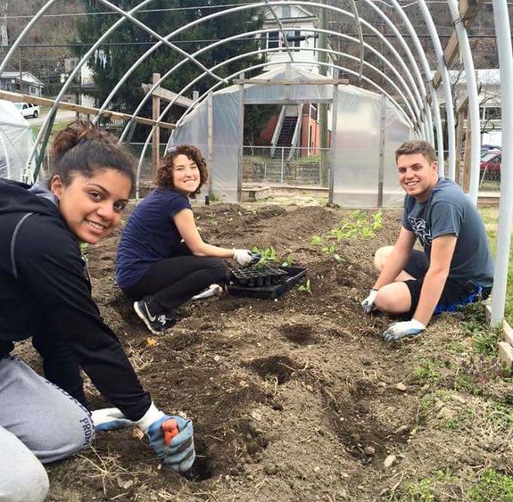 sowing-sustainability-hope-at-alternative-spring-break-penn-state-abington